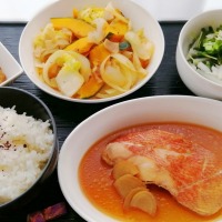 赤魚煮付け＆ベーコン彩り炒めとシャトレのスイポテとカゴ猫