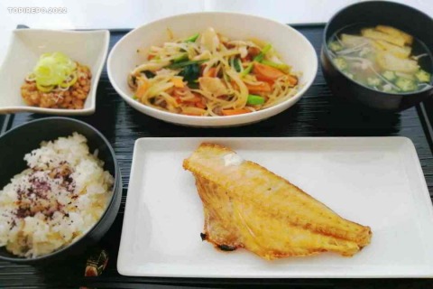 赤魚の干物＆五目野菜炒めの健康和食。献上銘菓と昼休とお猫