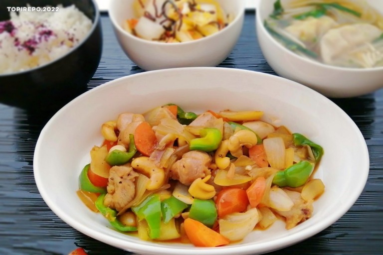鶏肉とカシューナッツのオイスター炒め 白菜の塩昆布あえ(変更)・水餃子スープ(変更)