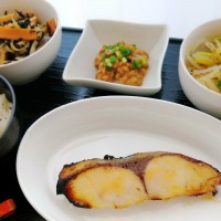 白身魚の味噌漬焼き＆ひじき煮・小松菜のナムルと感じる視線