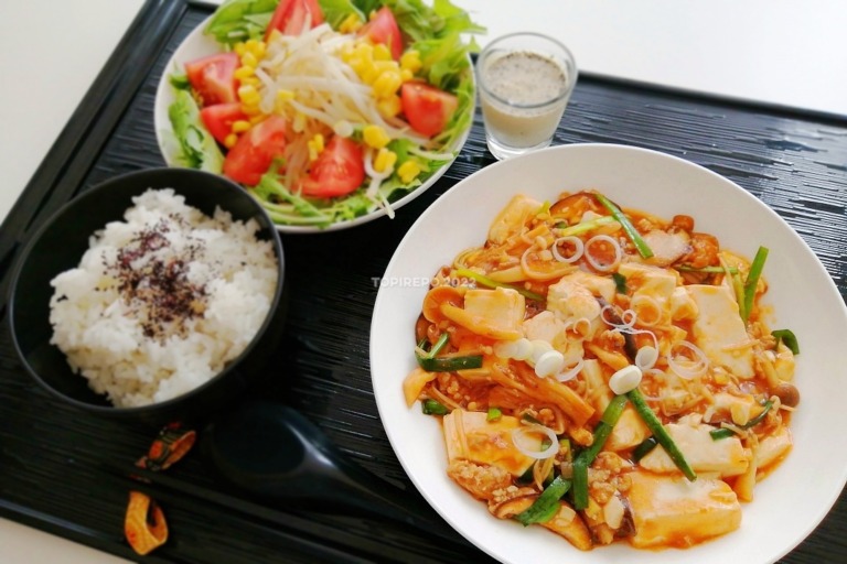 きのこを楽しむ麻婆豆腐 副菜 彩りサラダ